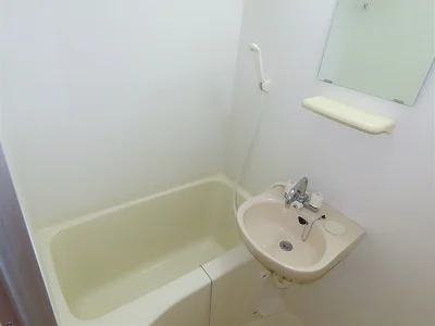 洗面台とユニット式のお風呂です