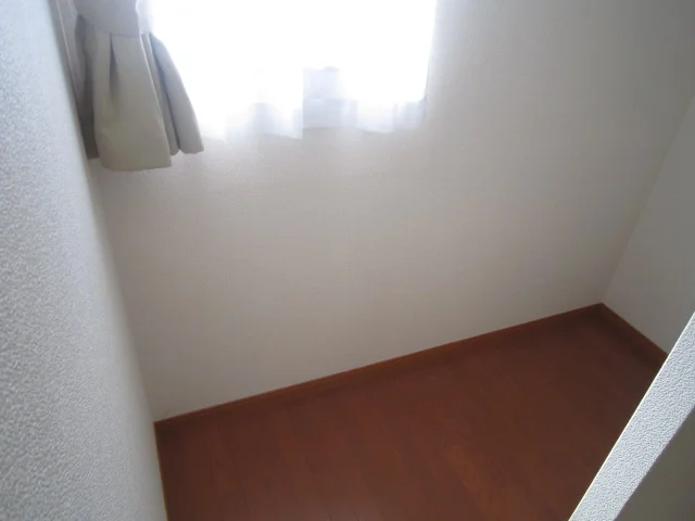 2階のみ階段上に収納スペース有り