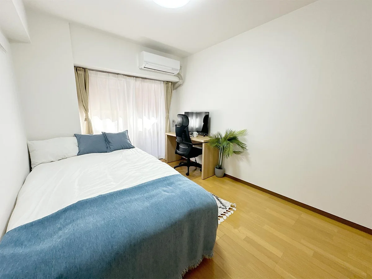 写真はお部屋のイメージです。ラグなどの室内装飾はございません。