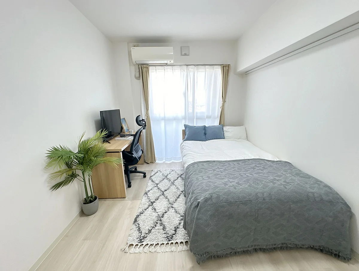 写真はお部屋のイメージです。ラグなどの室内装飾はございません。