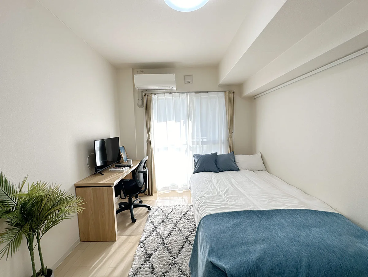 写真はお部屋のイメージです。ラグなどの室内装飾はございません。