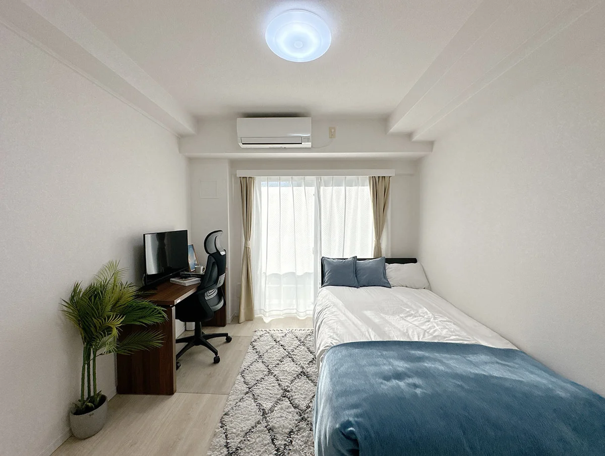 写真はお部屋のイメージです。ラグなどの室内装飾はございません。