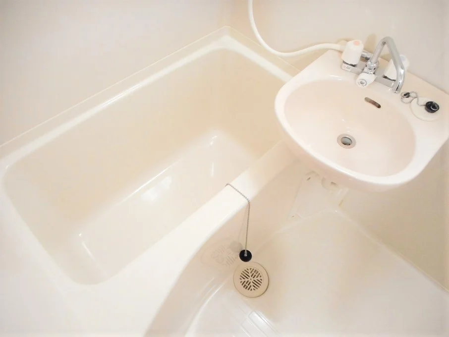 洗面台とユニット式のお風呂です