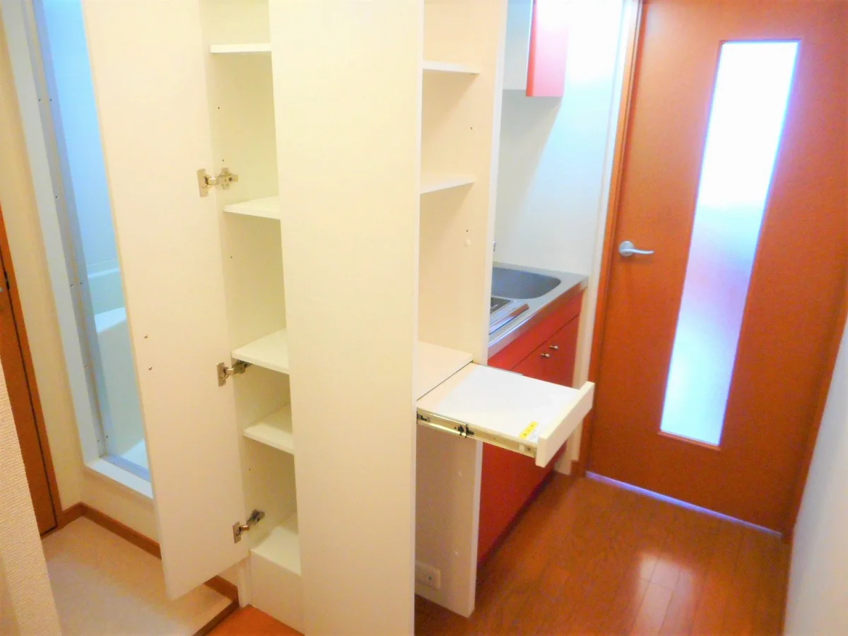 キッチン周りも収納が豊富です