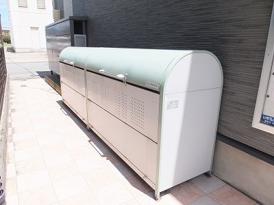 敷地内にゴミ庫が設置されておりゴミ捨てに便利です