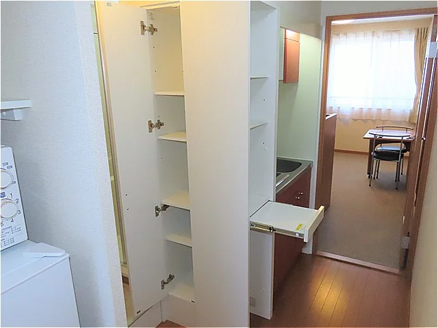 キッチン周りも収納が豊富です