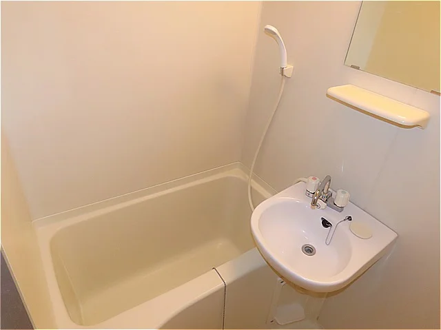 洗面台とユニット式のお風呂です