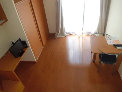 木目調の艶やかなフローリングです。