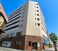 佐賀駅前から徒歩5分で平面駐車場あり! 近隣には飲食店も多数あり!