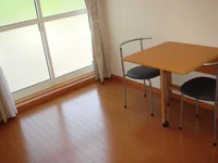 イス・折り畳みテーブル付き。