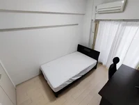 写真はお部屋のイメージです。ラグなどの室内装飾はございません。