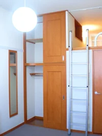 高さのある収納スペースで大切なお洋服も皺になりません。