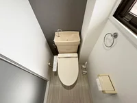 ウォシュレットつきのトイレです。老若男女皆様に安心してご利用いただけますね☆トイレにもトイレ用洗剤とトイレ用ブラシをご用意しておりますので長期ご利用の場合の気になる汚れなどもお掃除して頂けます＾＾