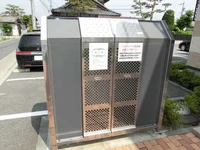 敷地内にゴミ庫が設置されておりゴミ捨てに便利です