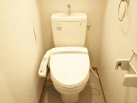 温水洗浄便座付き。同タイプの写真です。