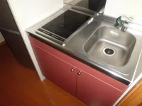 フラットな電気コンロ付ミニキッチン。