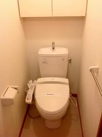 温水洗浄便座付き。同タイプの写真です。