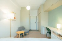 お部屋は緑のアクセントカラーが映える、居心地の良い空間。