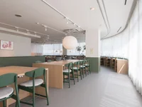 シェアラウンジはL字の驚くほど広い空間!