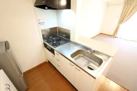 ３口ガスコンロ＋グリル付システムキッチンを完備