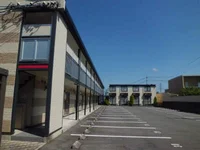 写真左側の棟に1~12号室。奥の棟に13~16号室。