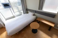 お部屋にベンチがあるのは、なんだか遊び心を感じますよね。