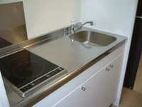 手前がIH、奥が電気の2口コンロ