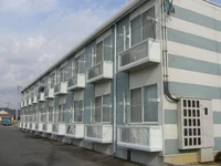 窓先にフラワーボックスが設置されております。