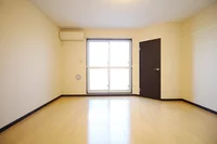 大きな窓とエアコン付き