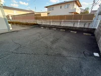 駐車場は別料金です。