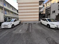 駐車場は別料金となります。