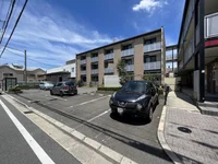 駐車場は別途料金が必要です。