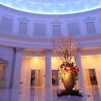 エレベーターホールで上を見上げるとこの素晴らしいドーム型を毎日臨めます。 ※装花は時期により異なります