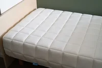 【室内】マットレスは、“Sleepy Tofu”製。寝心地にもこだわりました