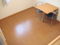 居室と折りたたみ式のテーブルです。