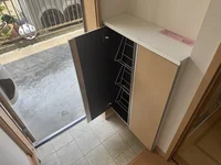 車や部屋の鍵も置ける棚付きシューズボックスがあります。