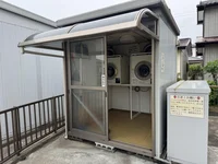 敷地内に乾燥ランドリーがあります。天候問わず洗濯物が乾かせ便利です。