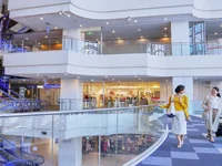 各階に施設が複数入っています。