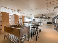 ラウンジの横にはシェアキッチン。で、でかい！