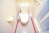 温水洗浄便座付き。同タイプの写真です。