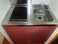 ２口電気コンロ付の台所流し台。