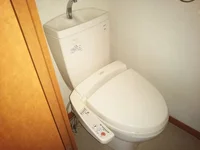 温水洗浄便座付き。同タイプの写真です。
