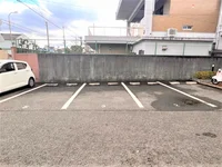 駐車場は別料金となります。