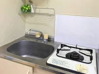 ガスコンロ付きで自炊も可能です