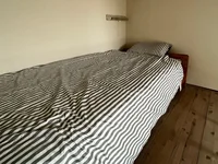 ベッドはシングルサイズとなっています。