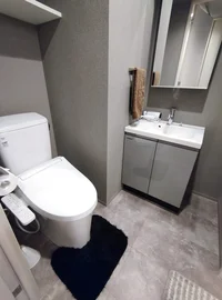 水回りの雰囲気です♪独立洗面台もグレーでシックな基調です♪