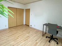 デスク付きとなっています。