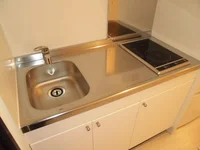 お手入れしやすい電機コンロ付き。