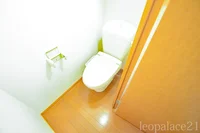 温水洗浄便座付き。同タイプの写真です。