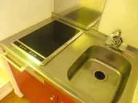 掃除しやすい電気コンロ付き